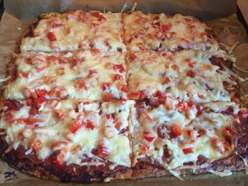 Mehr über den Artikel erfahren Keto Pizza mit Käseboden – Knusprig, Low Carb & glutenfrei
