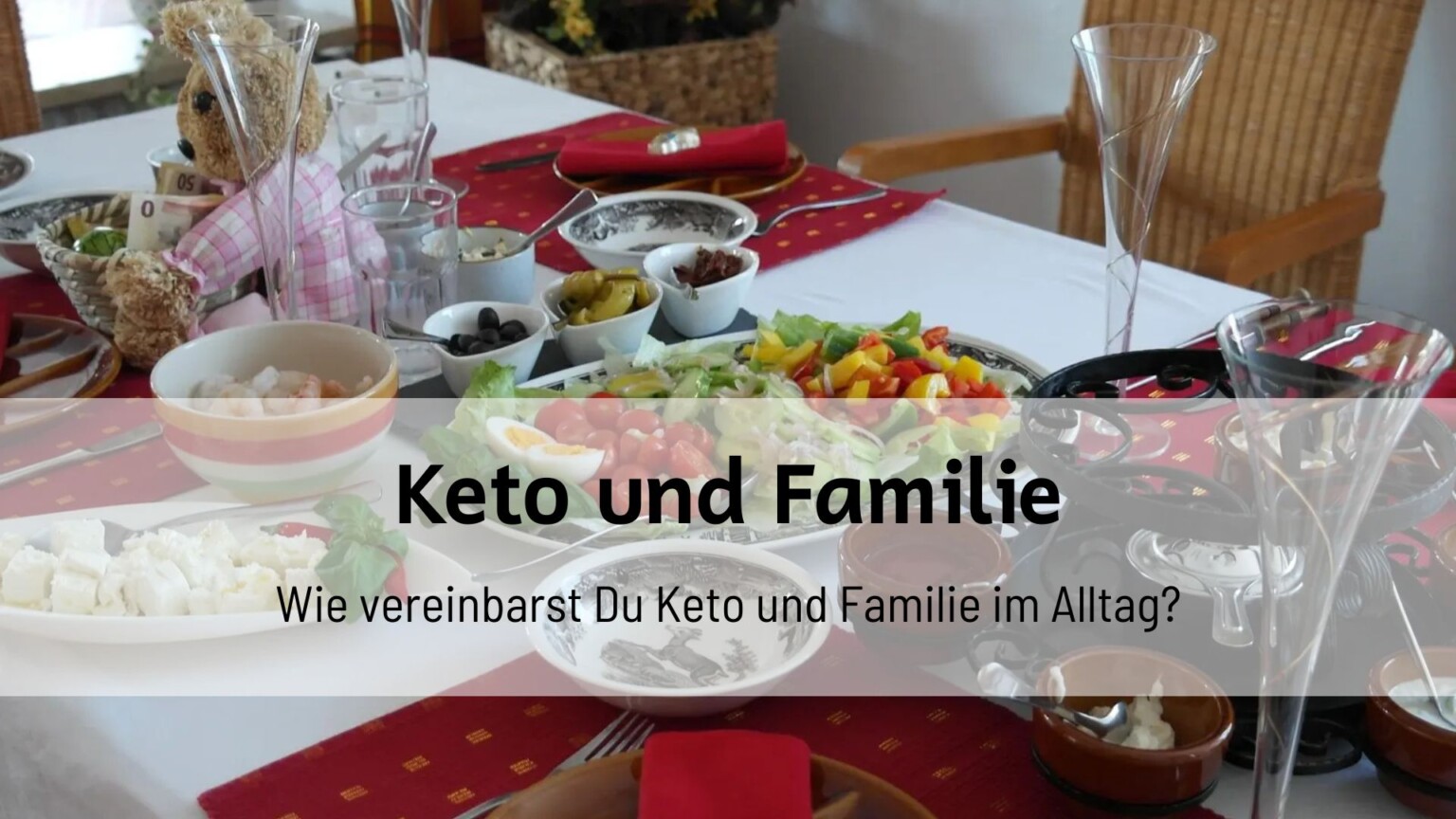 Tisch mit ketogenen Lebensmitteln, Salaten und Beilagen – Vereinbarkeit von Keto und Familie im Alltag