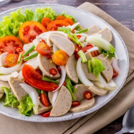 Mehr über den Artikel erfahren Bunter ketogener Wurstsalat