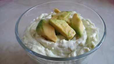 Mehr über den Artikel erfahren Avocado-Frischkäse-Mascarpone-Creme – Cremiges Keto-Dessert