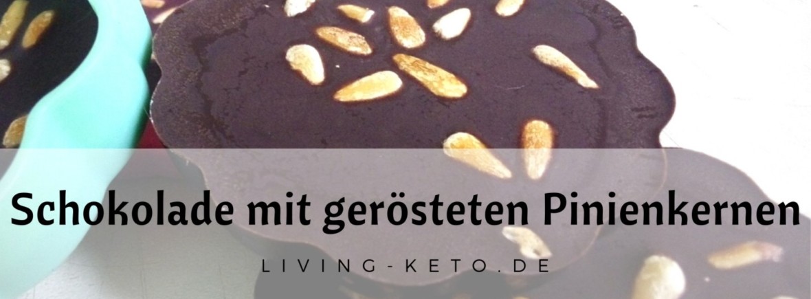 Zartbitterschokolade mit gerösteten Pinienkernen