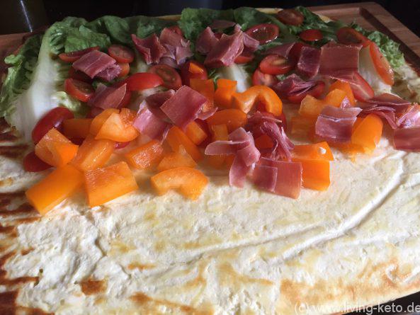 Keto Wraps mit Schinken und Käse – Wrap mit frischem Salat, Schinken und Käse belegen