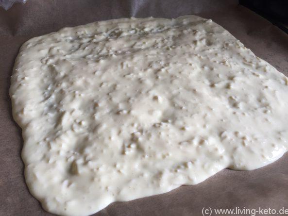 Keto Wraps mit Schinken und Käse – Teig gleichmäßig auf Backpapier verstreichen