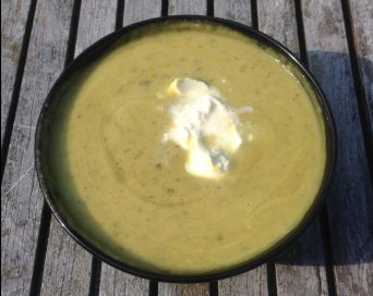 Mehr über den Artikel erfahren Zucchinisuppe