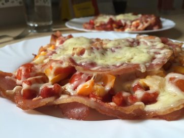 Mehr über den Artikel erfahren Bacon Pizza – Knusprige Low-Carb Pizza mit Baconboden