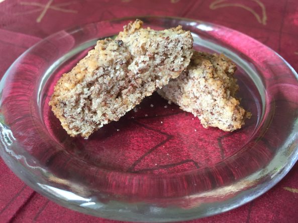 Zuckerfreie Haselnuss Makronen, angerichtet auf einem Glasteller – perfekte Keto Weihnachtsplätzchen.