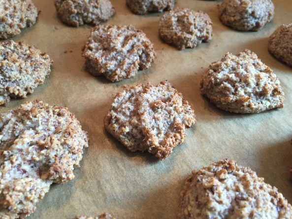 Frisch gebackene Low Carb Haselnuss Makronen, goldbraun auf dem Backblech abgekühlt.
