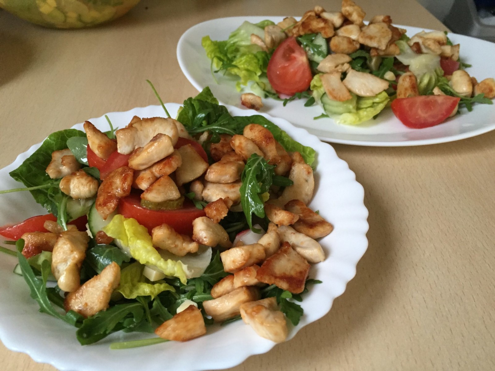 Bunter Salat mit Hähnchenbruststreifen | Ketogen Leben