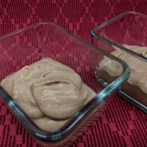 Cremige Kokos-Schokoladenmousse in einer Glasschale, perfekt für die ketogene Ernährung – schokoladig, zuckerfrei und low carb.