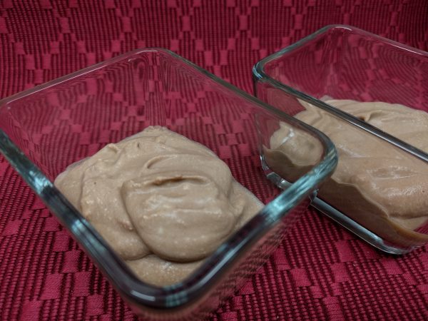 Cremige Kokos-Schokoladenmousse in einer Glasschale, perfekt für die ketogene Ernährung – schokoladig, zuckerfrei und low carb.