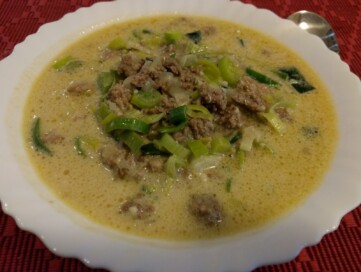 Mehr über den Artikel erfahren Käse-Hack-Lauch-Suppe