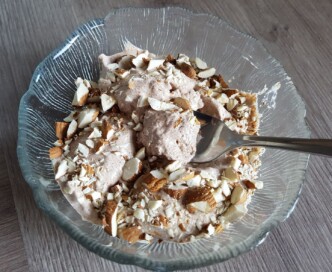 Mehr über den Artikel erfahren Zimt-Eisbecher – cremig, ketogen, ohne Eismaschine