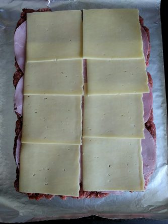Bacon Burger Rolle mit Käse belegen