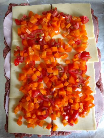 Burgerrolle mit Paprika belegen