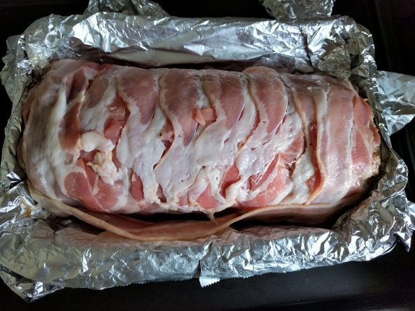 Hackfleischrolle in Baconstreifen einrollen