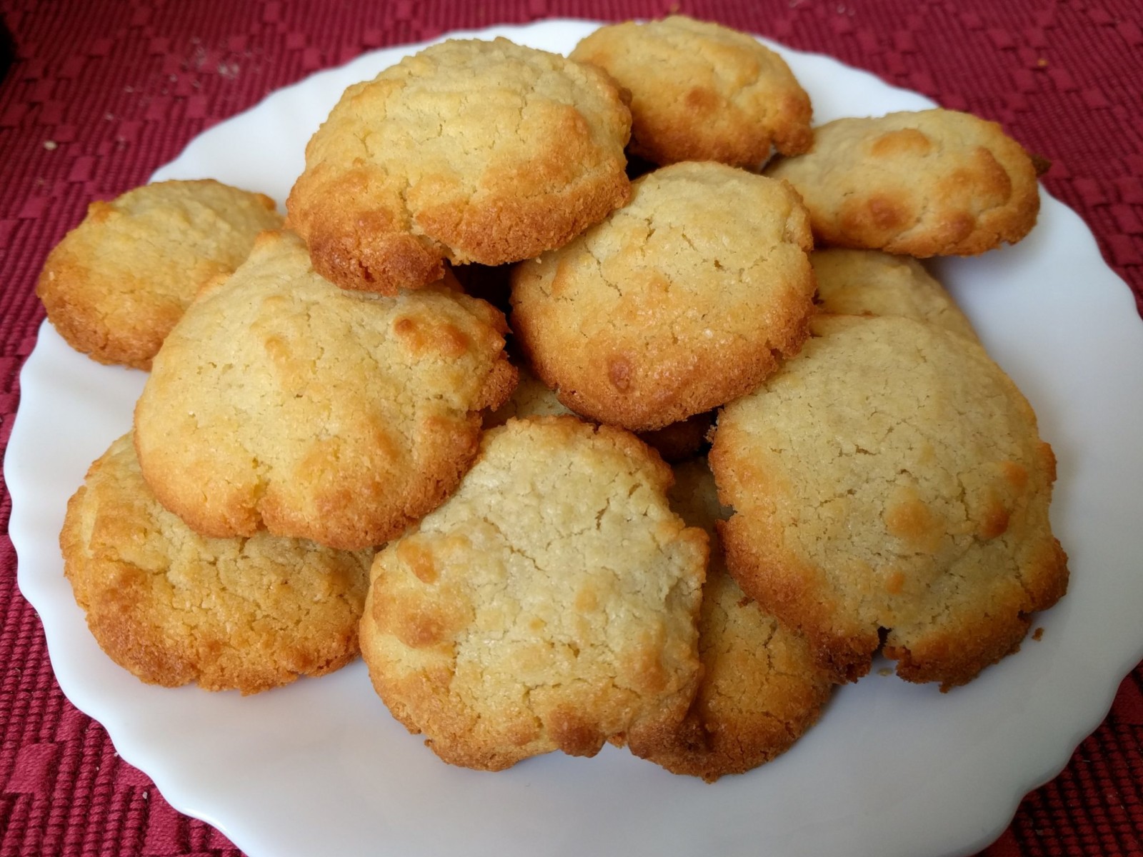 Keto Tahini Cookies auf weißem Teller – Low Carb, glutenfrei