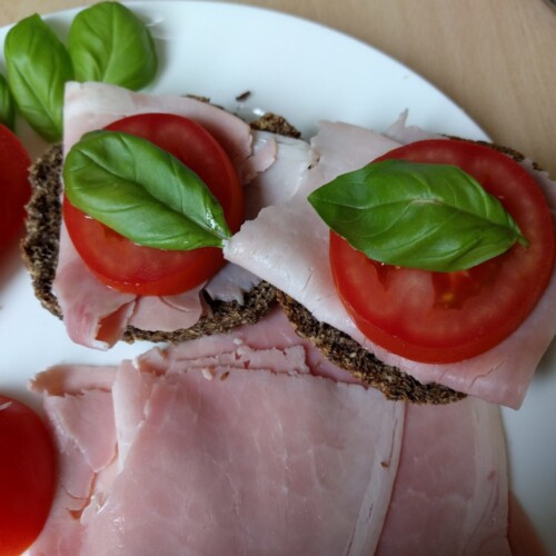 Paleo Broetchen mit Schinken und Tomate