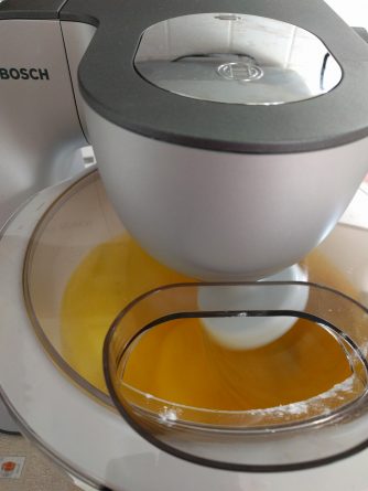 Fluffige Eimasse in einer Küchenmaschine – die perfekte Basis für cremiges Paleo Vanille Eis ohne Zucker und Milchprodukte.