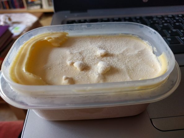 Gefrorene Keto-Eismasse mit feinen Eiskristallen – Paleo Vanille Eis aus gesunden Fetten für eine cremige Konsistenz.