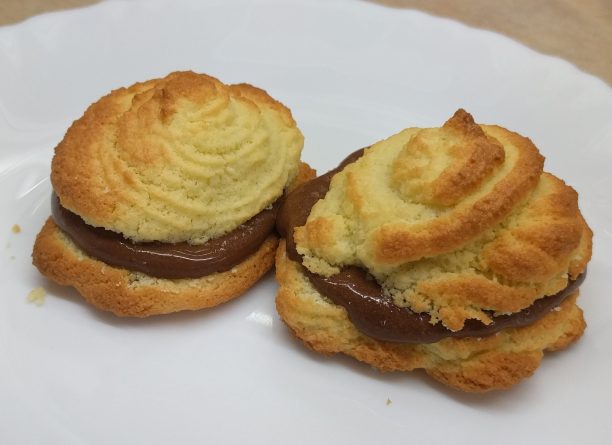 Paleo Windbeutel mit selbstgemachtem Keto-Schokoeis gefüllt - ein köstliches Low-Carb Dessert