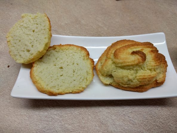 Aufgeschnittener Paleo Windbeutel zeigt die perfekte luftige Struktur des ketogenen Brandteigs