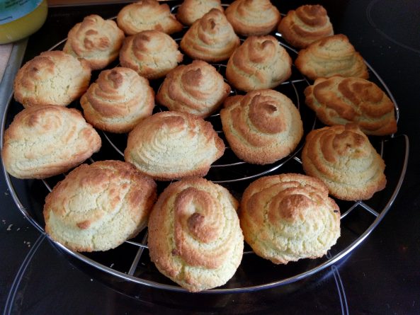 Frisch gebackene Paleo Windbeutel kühlen auf dem Kuchengitter ab - goldbraun und luftig