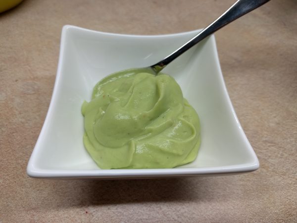 Cremige Avocado-Aioli: Ketogener Dip mit Knoblauch, Avocado und Zitronensaft, perfekt als gesunder Low-Carb-Snack