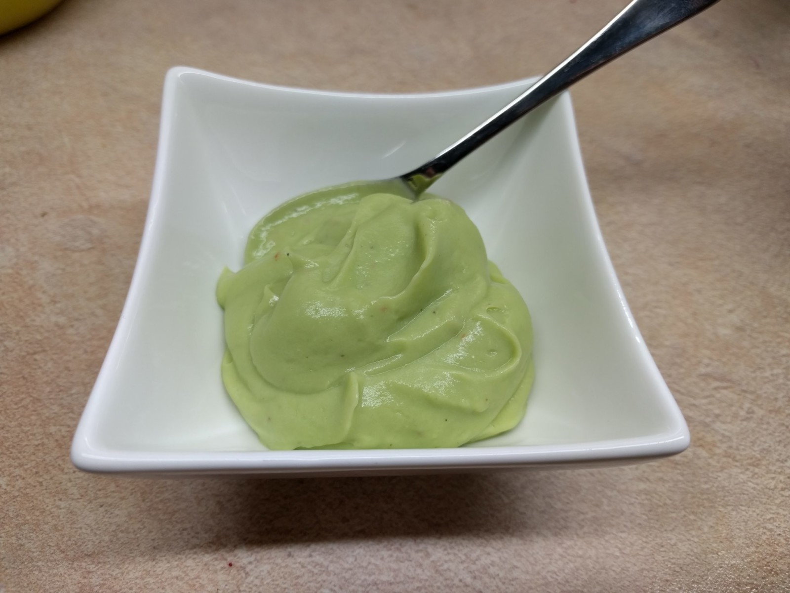 Cremige Avocado-Aioli: Ketogener Dip mit Knoblauch, Avocado und Zitronensaft, perfekt als gesunder Low-Carb-Snack