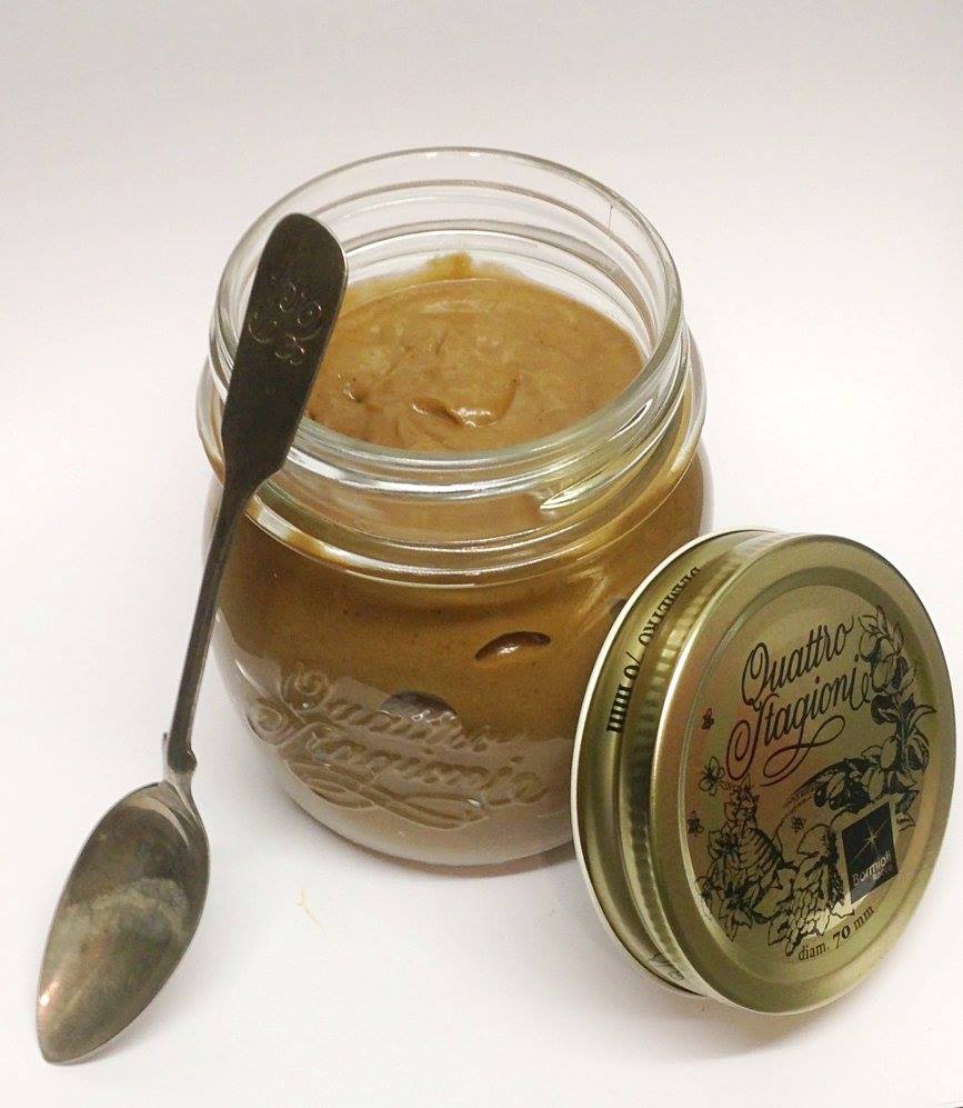 Cremige Avocado Schoko Mousse in einem Glas serviert – ketogenes Dessert mit Kakaonibs, ideal bei emotionalem Essen und für die ketogene Ernährung bei Lipödem.