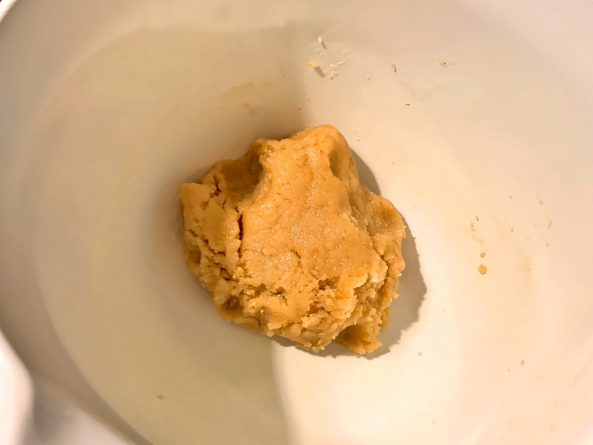 Der klebrige, formbare Teig für die Keto Kekse wird mit den Händen geknetet.