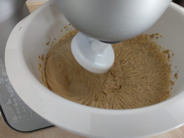 Ketogener Haselnuss Muffin-Teig in der Küchenmaschine – cremig, nussig und perfekt für Low-Carb-Backrezepte.  