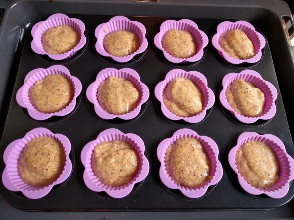 Muffinförmchen mit ketogenem Haselnuss-Teig im Ofen – glutenfrei, zuckerfrei und ideal für die Low-Carb-Ernährung.  