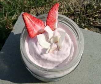 Mehr über den Artikel erfahren Cremiges Keto-Kokoseis mit Erdbeeren – in nur 5 Minuten fertig!