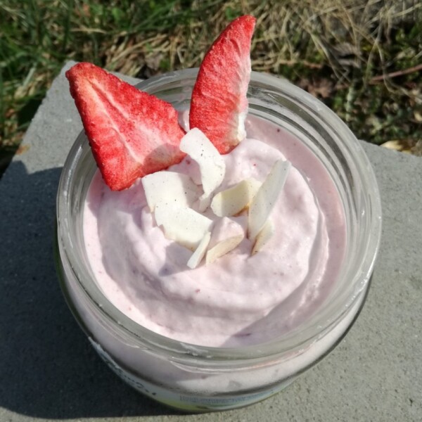 Keto-Kokoseis mit Erdbeeren: Schnelles Low-Carb Dessert in 5 Minuten