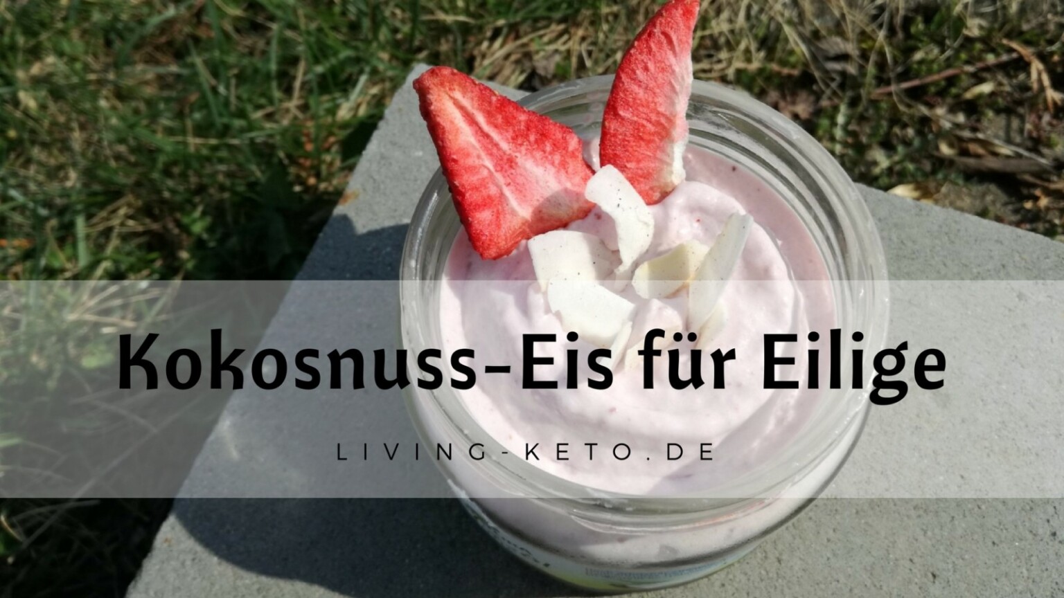 Keto-Kokoseis mit Erdbeeren: Schnelles Low-Carb Dessert in 5 Minuten