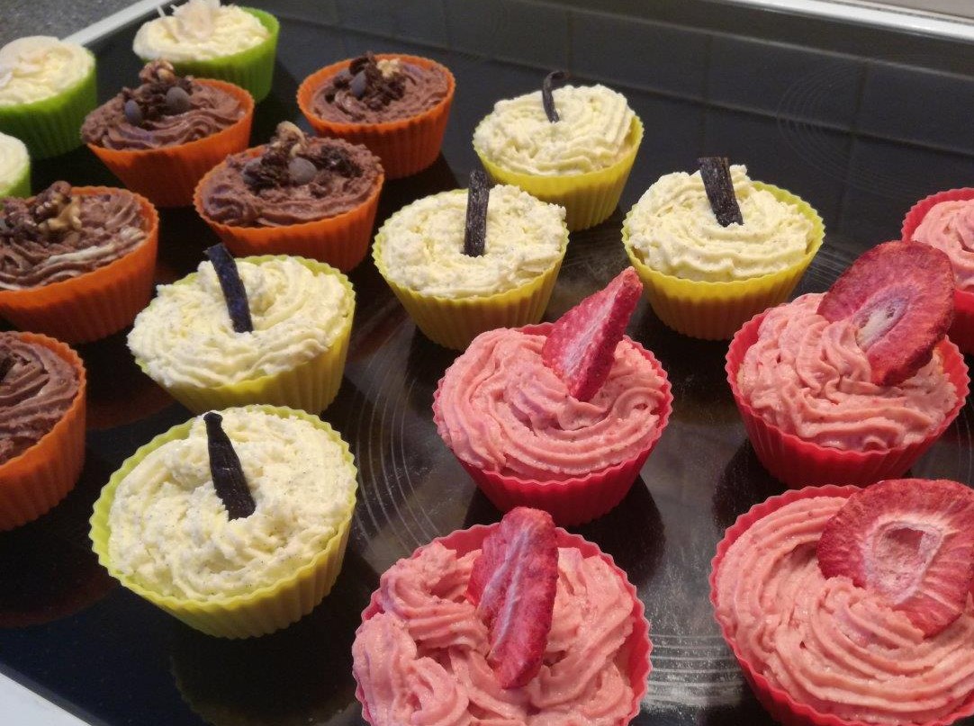 Kokos und Buttercreme Cupcakes verzieren2
