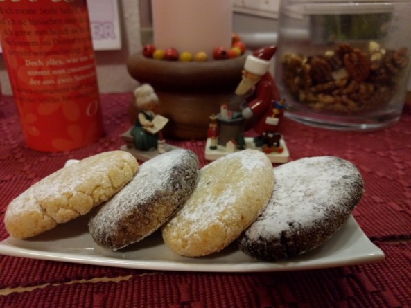 Ricciarelli di Siena – zarte, ketogene Mandelkekse aus Italien. Die zuckerfreien und glutenfreien Kekse sind rautenförmig, leicht mit Puder-Erythrit bestäubt und perfekt für eine Low-Carb-Ernährung.