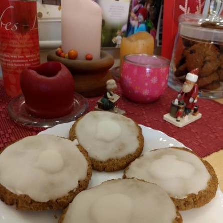 Ketogene Zitronen-Cookies – frisch gebacken, goldbraun und mit einer zarten Zitronenglasur. Perfekt für die Low-Carb- und Keto-Ernährung.
