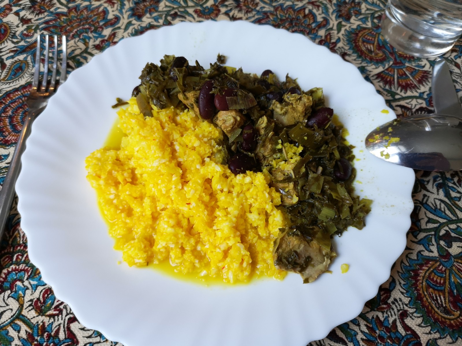 Ghormeh Sabzi serviert