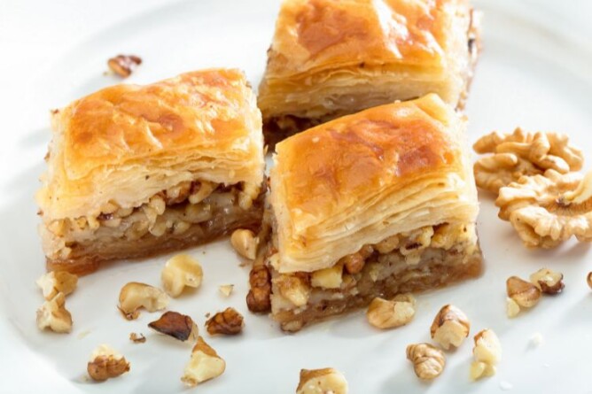 Traditionelles Baklava mit Filoteig, Walnüssen und Sirup im Vergleich zur gesunden Keto Baklava Alternative – zuckerfrei und glutenfrei genießen.