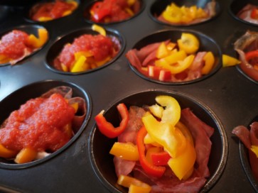 Muffin mit Paprika befüllen