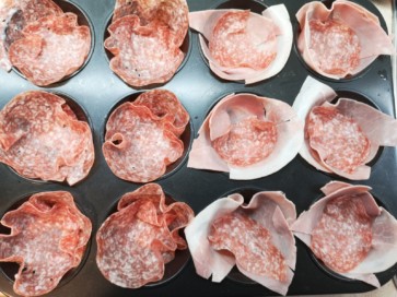 Muffinformen mit Salami oder Schinken füllen