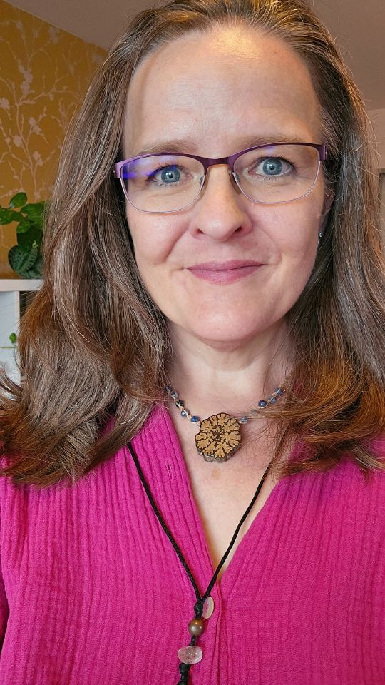 Über mich 1 über mich,ketogene ernährung,emotionales essen,selbstliebe,abnehmen mit keto,gesunde ernährung,bewusstes essen,keto alltag,nachhaltige ernährung,abnehmen ohne diät,keto coaching,mentale gesundheit,selbstakzeptanz,abnehmreise,ernährungsumstellung,keto lebensstil,low carb ernährung,körper und psyche,diätfrei leben,living-keto Karen Wiltner 5