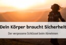 Frau mit ausgebreiteten Armen im Sonnenuntergang – Symbolbild für Vertrauen, innere Ruhe und das Bedürfnis des Körpers nach Sicherheit beim Abnehmen