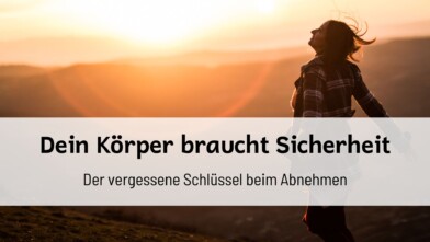 Frau mit ausgebreiteten Armen im Sonnenuntergang – Symbolbild für Vertrauen, innere Ruhe und das Bedürfnis des Körpers nach Sicherheit beim Abnehmen