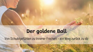 Frau sitzt in sonnendurchfluteter Wiese mit offenen Händen, symbolisch für das Empfangen – Der goldene Ball: eine Geschichte vom Geben und Nehmen.