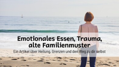 Eine Frau steht nachdenklich am Strand und schaut aufs Meer; der Text über dem Bild lautet „Emotionales Essen, Trauma, alte Familienmuster – Ein Artikel über Heilung, Grenzen und den Weg zu dir selbst“.