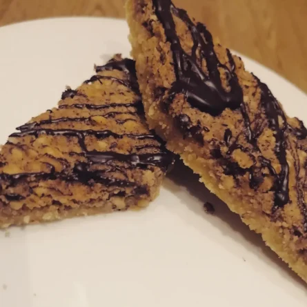 Keto-Nussecken mit Haselnussbelag, mit Schokoladenecken, zuckerfrei und glutenfrei