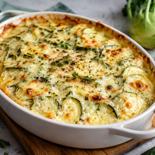 Zucchini Kohlrabi Gratin – cremig, keto & einfach 2 Zucchini Kohlrabi Gratin Cremiges Zucchini-Kohlrabi-Gratin in weißer Auflaufform mit goldbraunem Käse – ketogenes Rezept mit nur 3 g Kohlenhydraten pro 100 g