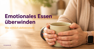 Herzlich Willkommen! 6 ketogene Ernährung Lipödem,keto Rezepte,Karen Wiltner Hände halten eine warme Tasse Tee – stiller Moment des Innehaltens beim emotionalen Essen